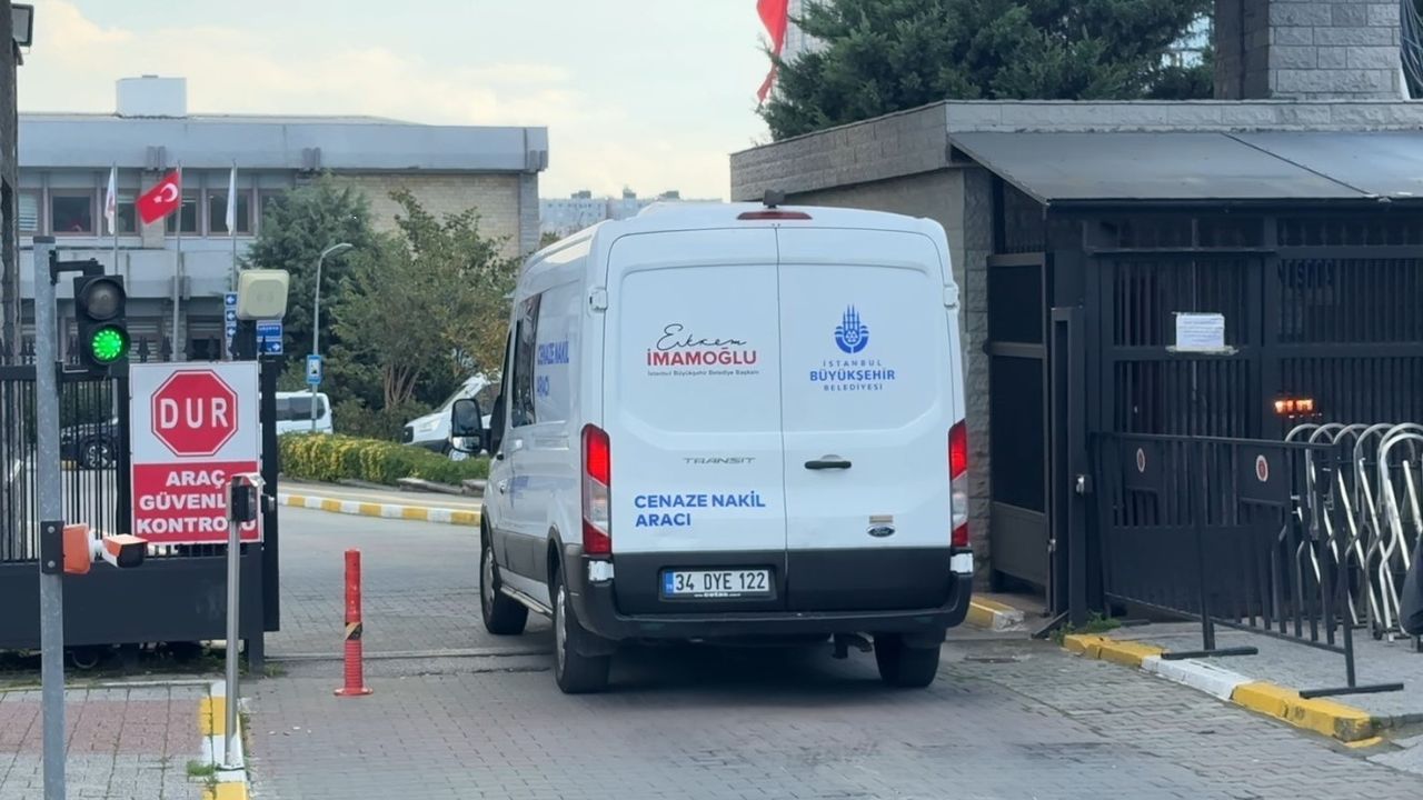 İstanbul'da Gıda Zehirlenmesi: Çiğdem Böcek'in Cenazesi Adli Tıp'a Getirildi