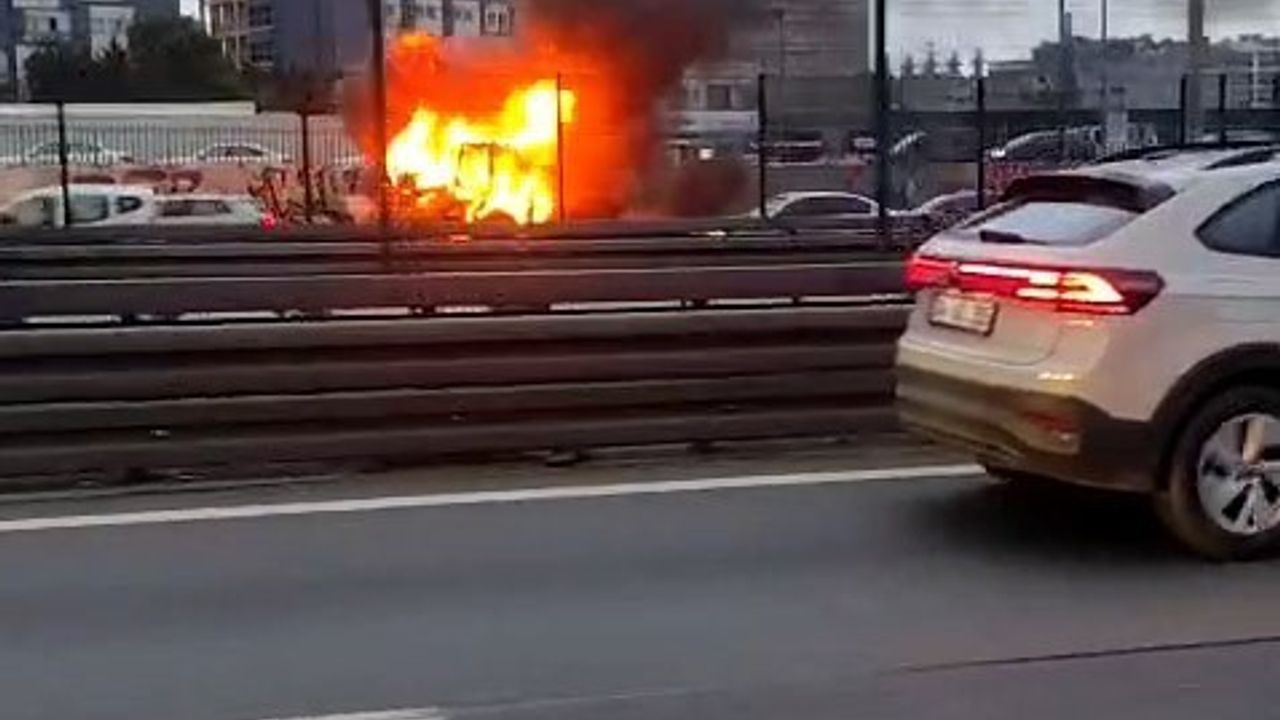 İstanbul'da İş Makinesi Yangını