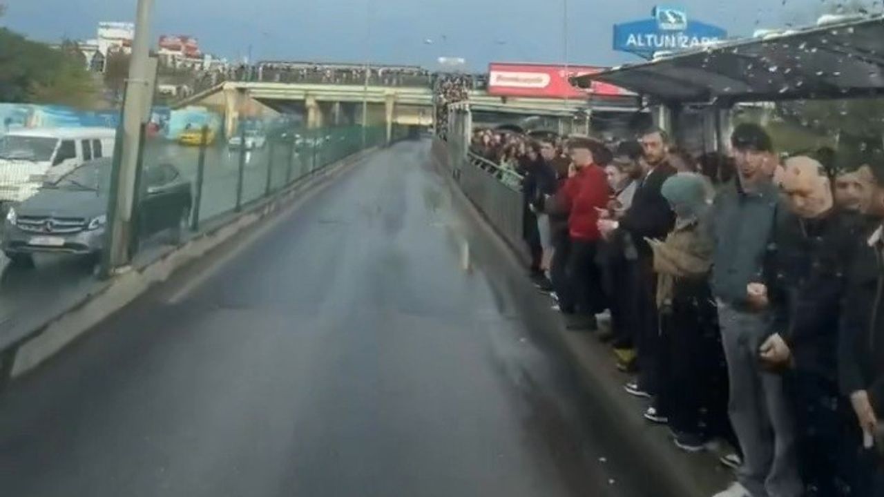 İstanbul'da Metrobüs Krizi: Altunizade İstasyonu'nda Yolcular Yağmurda Bekledi