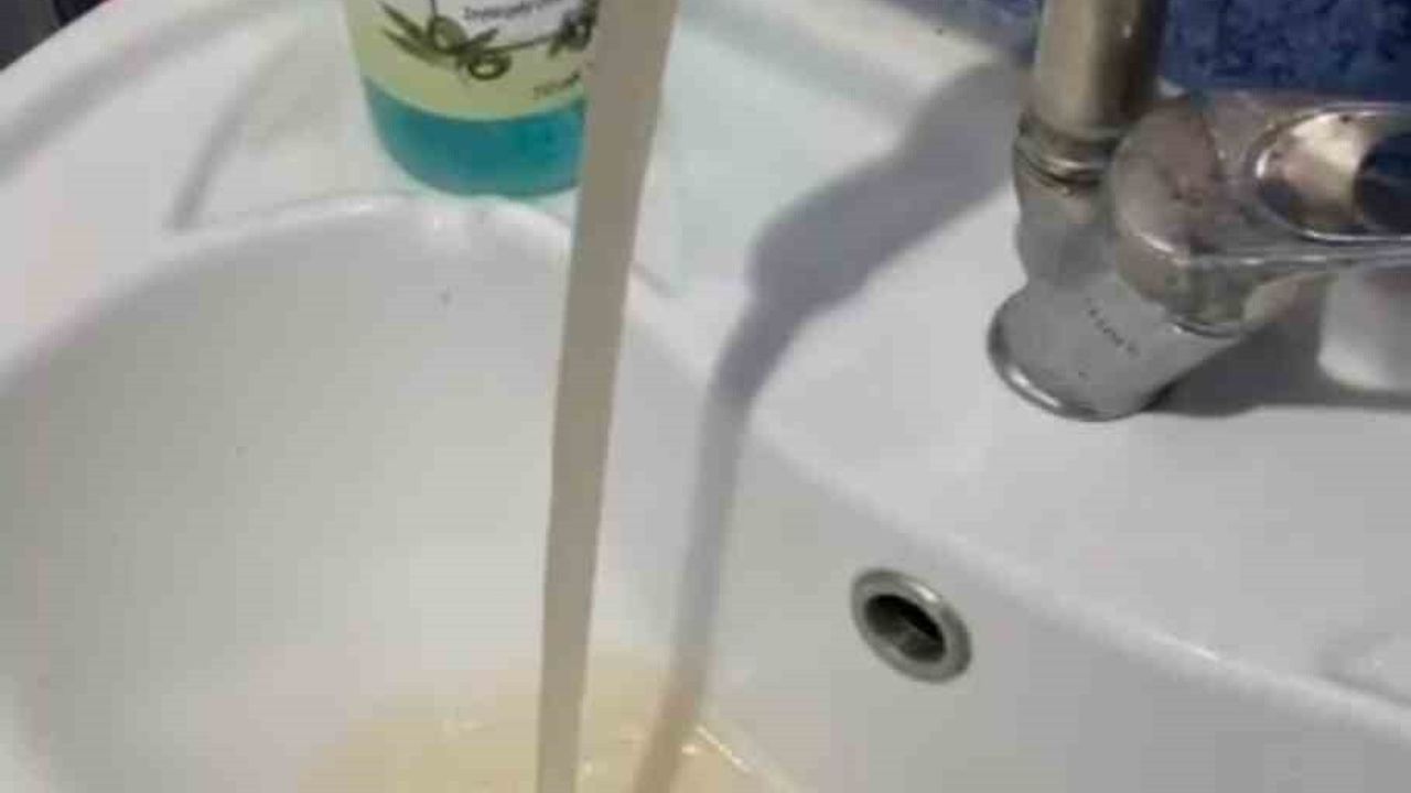 İstanbul'da Musluklardan Kirli Su Akışı Tepkilere Neden Oluyor