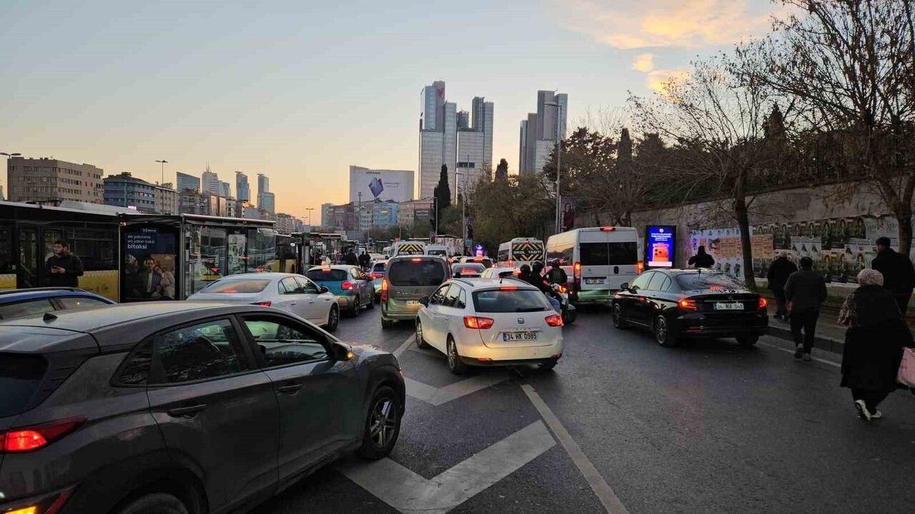 İstanbul'da Okulların Açılmasıyla Trafik Yoğunluğu Artti