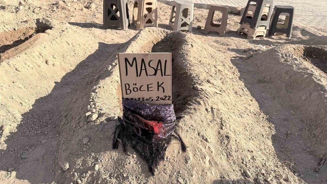 İstanbul'da Zehirlenme Olayı: Anne ve İki Çocuk Yan Yana Defnedildi