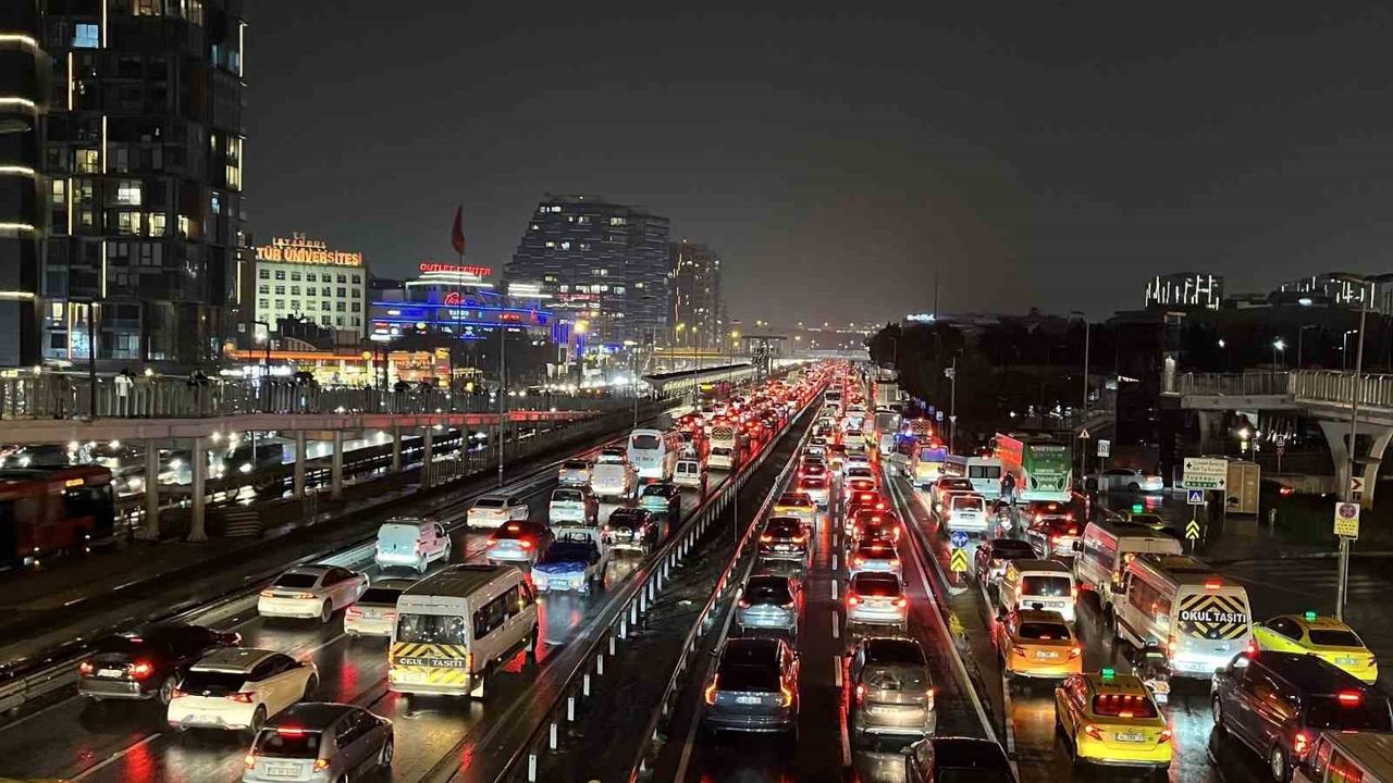 İstanbul'daki Trafik Yoğunluğu Yüzde 89'a Yükseldi