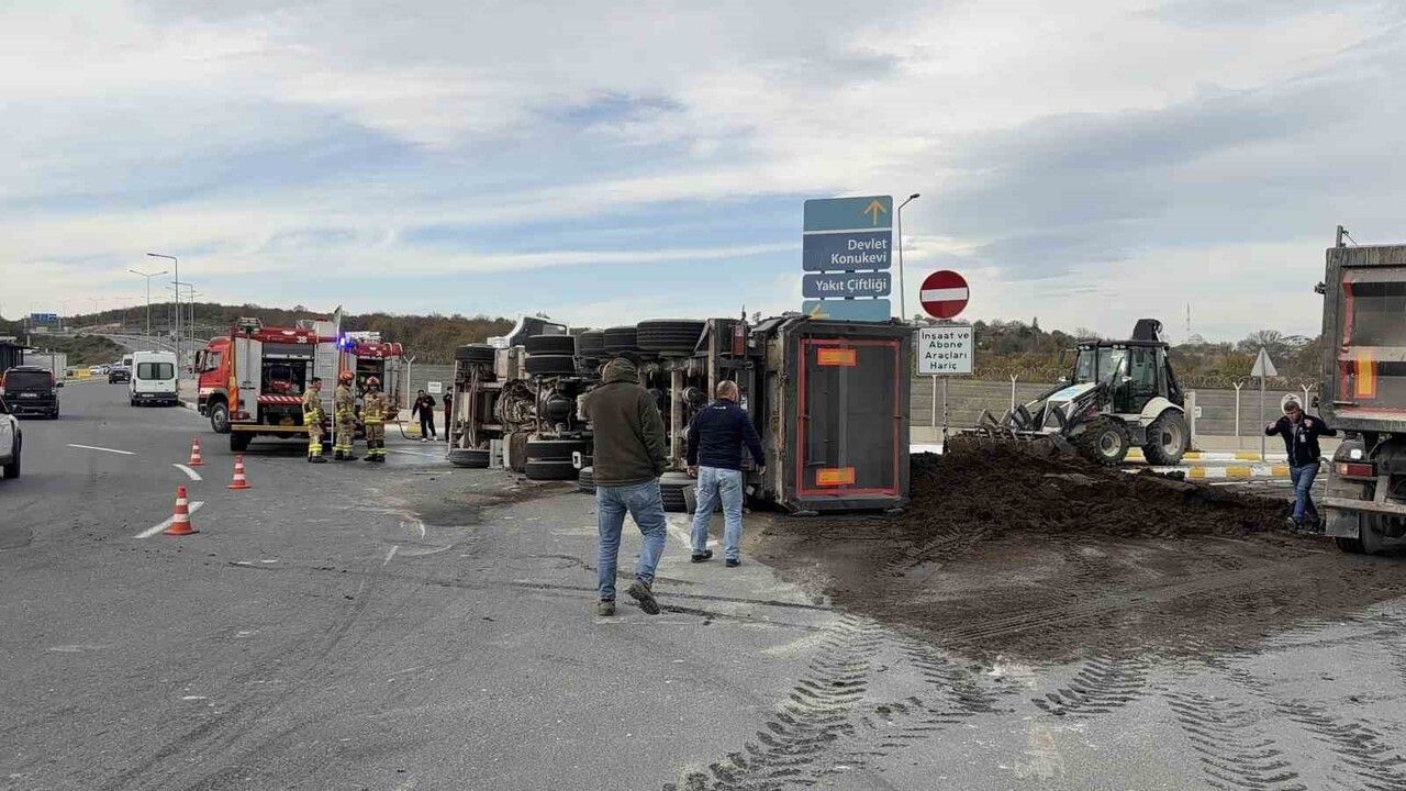 İstanbul Havalimanı'nda Devrilen Kamyon Trafiği Alt Üst Etti