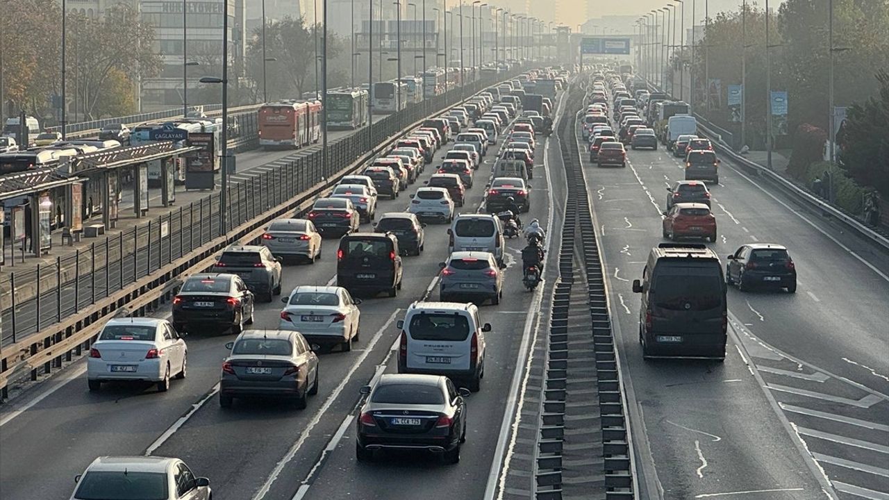 İstanbul İş Günü Trafik Durumu: Yoğunluk %73'e Ulaştı