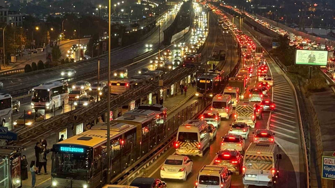 İstanbul Trafik Yoğunluğu Ara Tatil Öncesi Zirveye Ulaştı
