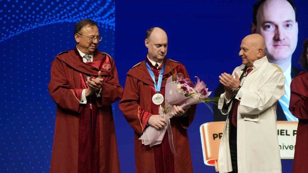 İstinye Üniversitesi Bilim Nişanı 2025-2026 Prof. Dr. Daniel Cahill'e Sunuldu