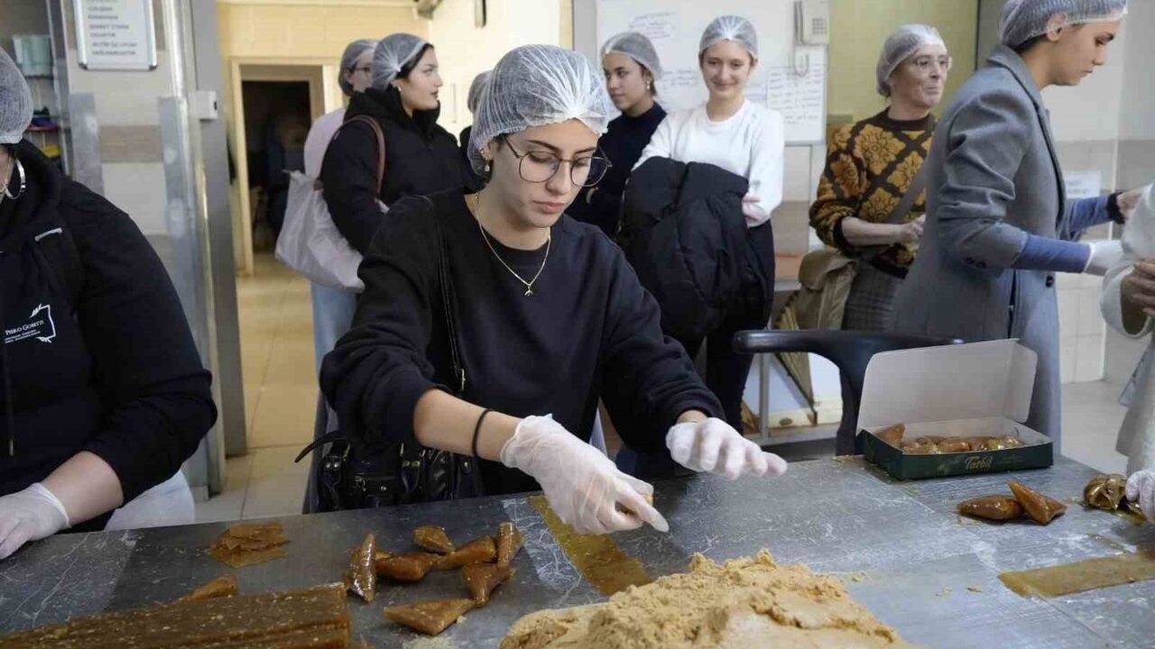 İtalyan Erasmus Öğrencileri Gümüşhane'de Pestil-Köme Yapımını Öğrendi