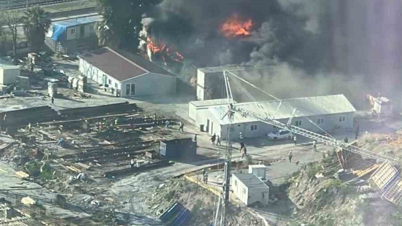 İzmir Bayraklı'da Şantiye Yangını: Kara Dumanlar Gökyüzünü Kapladı
