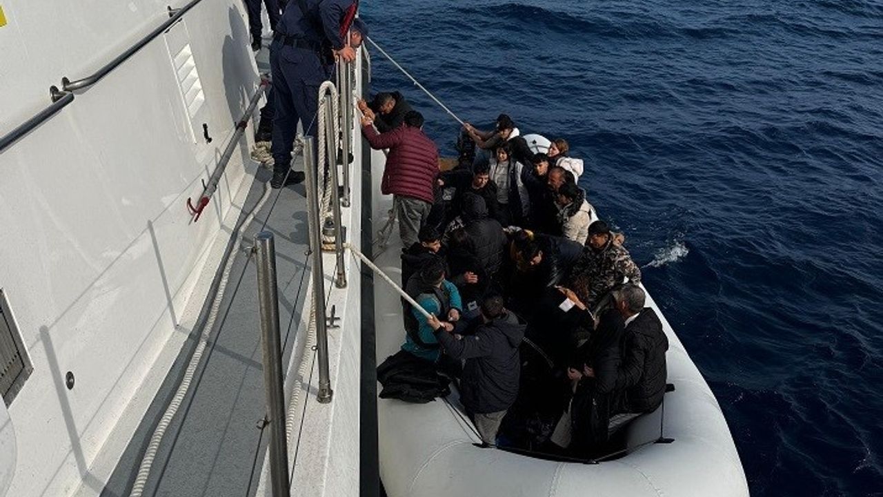 İzmir'de Faciadan Dönüldü: 64 Düzensiz Göçmen Kurtarıldı