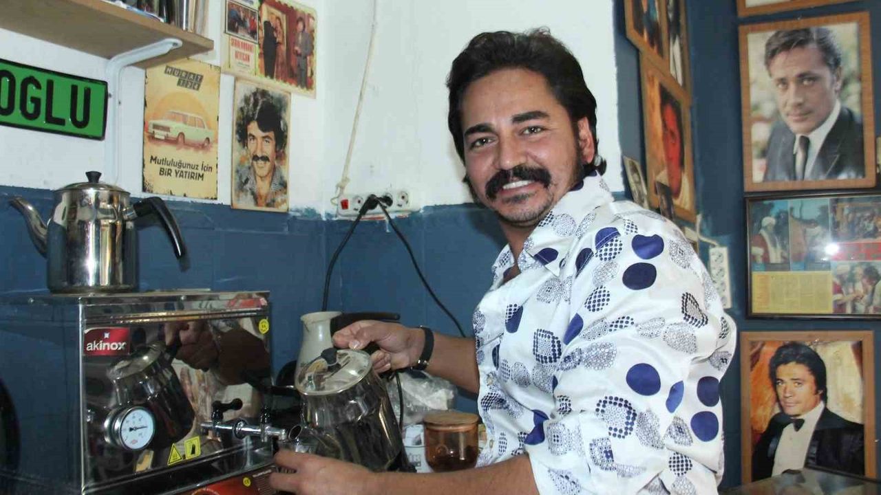 İzmir'de Ferdi Tayfur Rüzgarı: Eren Karadiken'in Nostaljik Dünyası