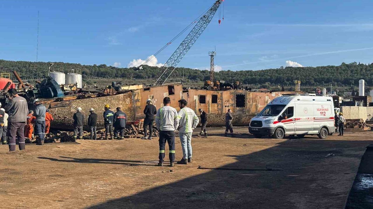 İzmir'de İş Kazası: Gemi Parçası Altında Kalan İşçi Hayatını Kaybetti