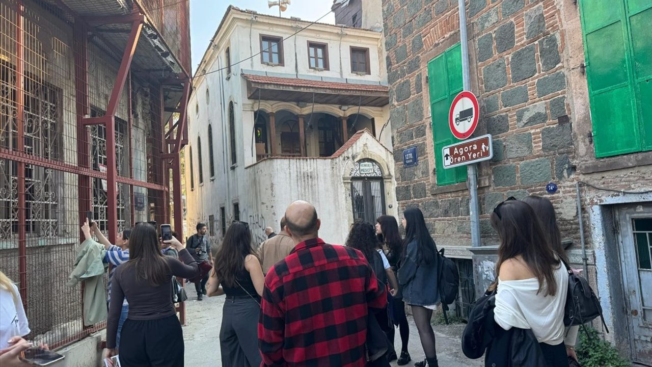 İzmir'de Öğrenciler Yapay Zeka ile Sokakları Sanata Dönüştürüyor