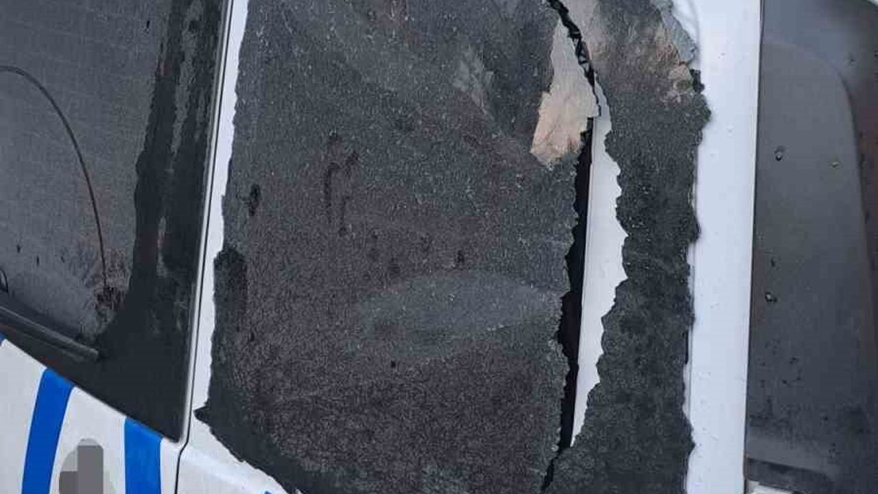 İzmir'de Polis Araçına Saldırı: 3 Gözaltı