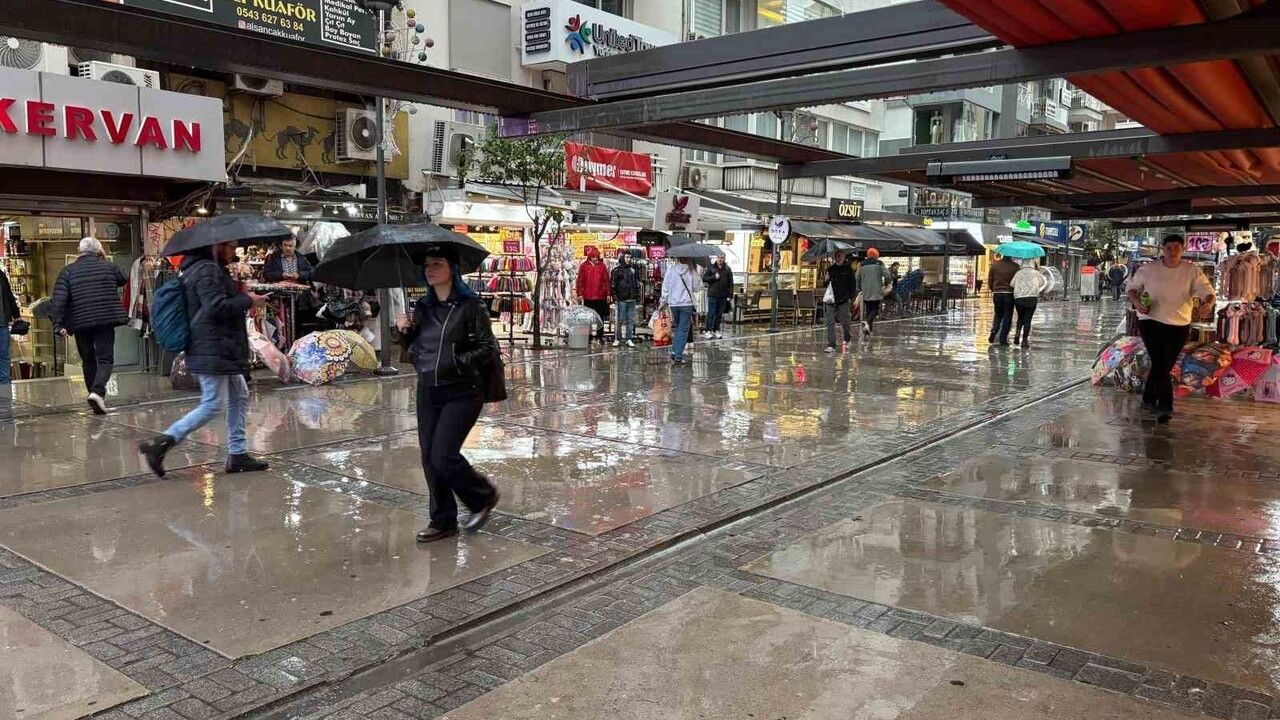İzmir'de Şiddetli Sağanak Yağış Etkili Olmaya Devam Ediyor