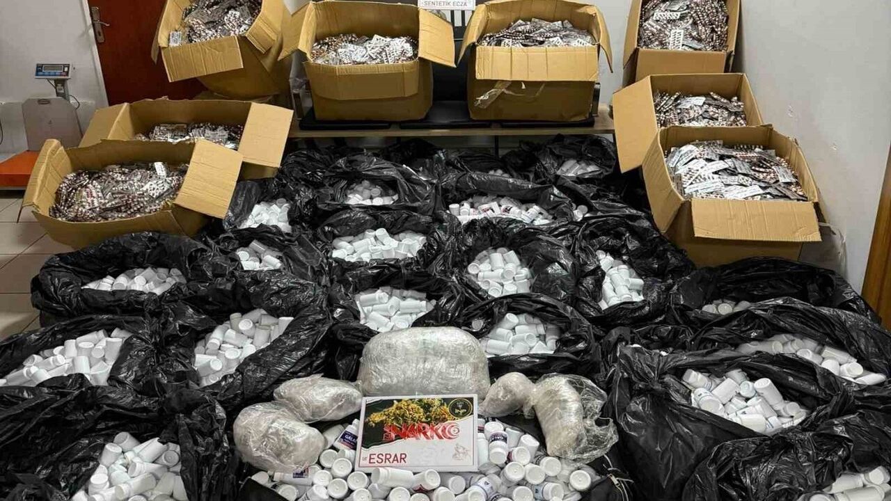İzmir’de Uyuşturucu Baskını: 550 Bin Hap Ele Geçirildi
