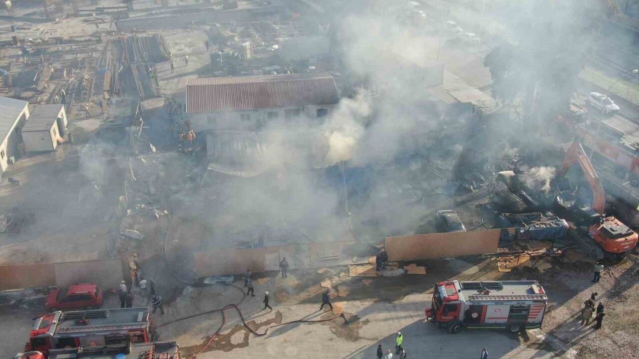 İzmir'de Yangın Felaketi: 5 Konteyner ve 2 Araç Yanarak Kül Oldu