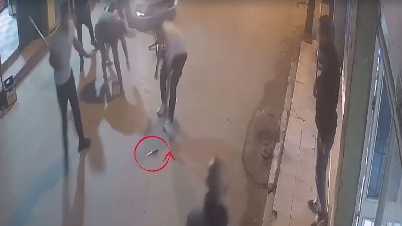 İzmir'deki Aile Kavgasının Güvenlik Kamerası Görüntüleri Ortaya Çıktı