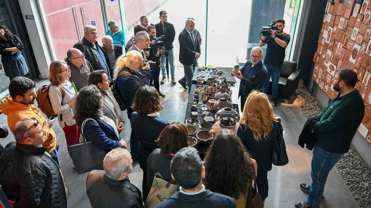 İzmir'deki Yassıtepe ve Yeşilova Höyükleri'nde Tarih Öncesi Keşifler