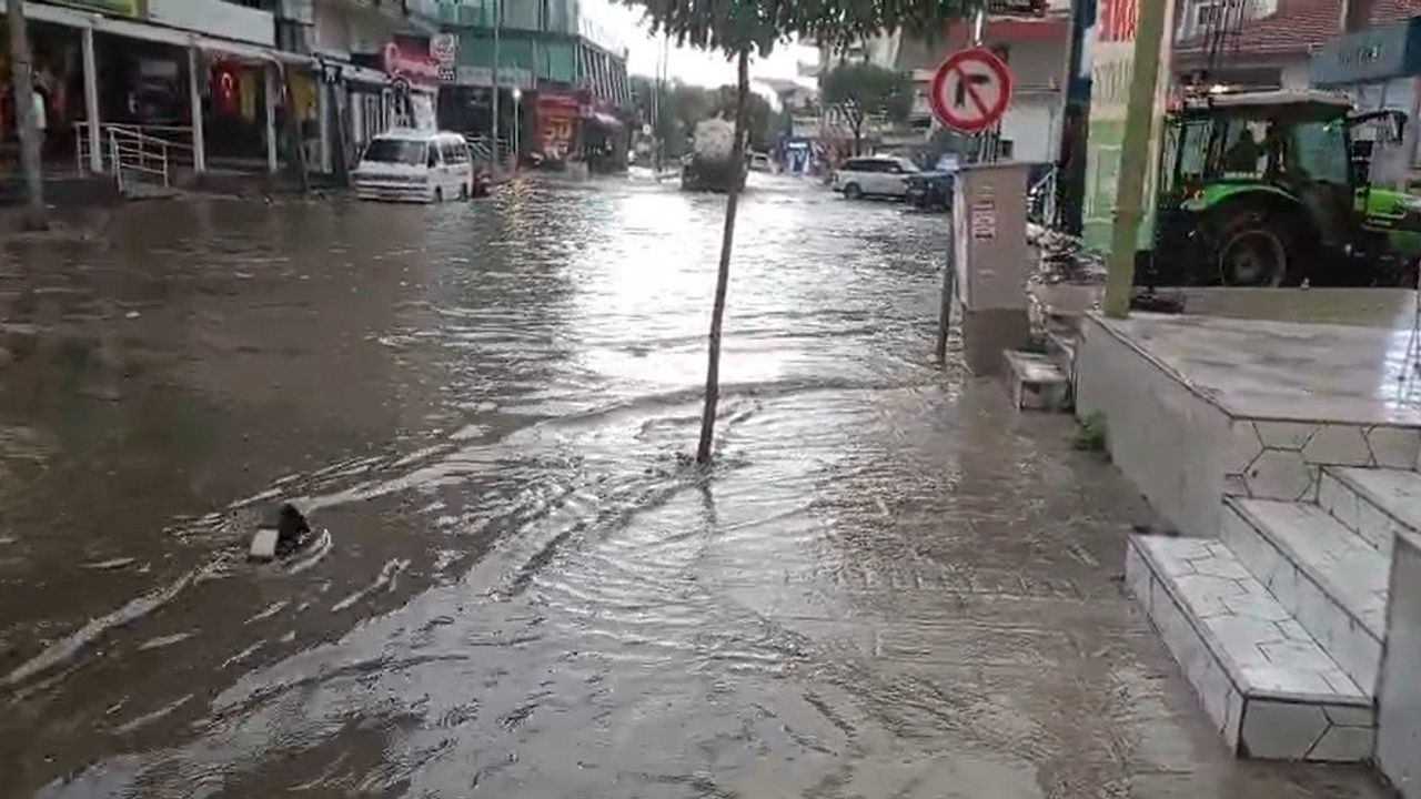İzmir Kuzeyi Sağanak Yağışlarla Nemi Gerçekleşti