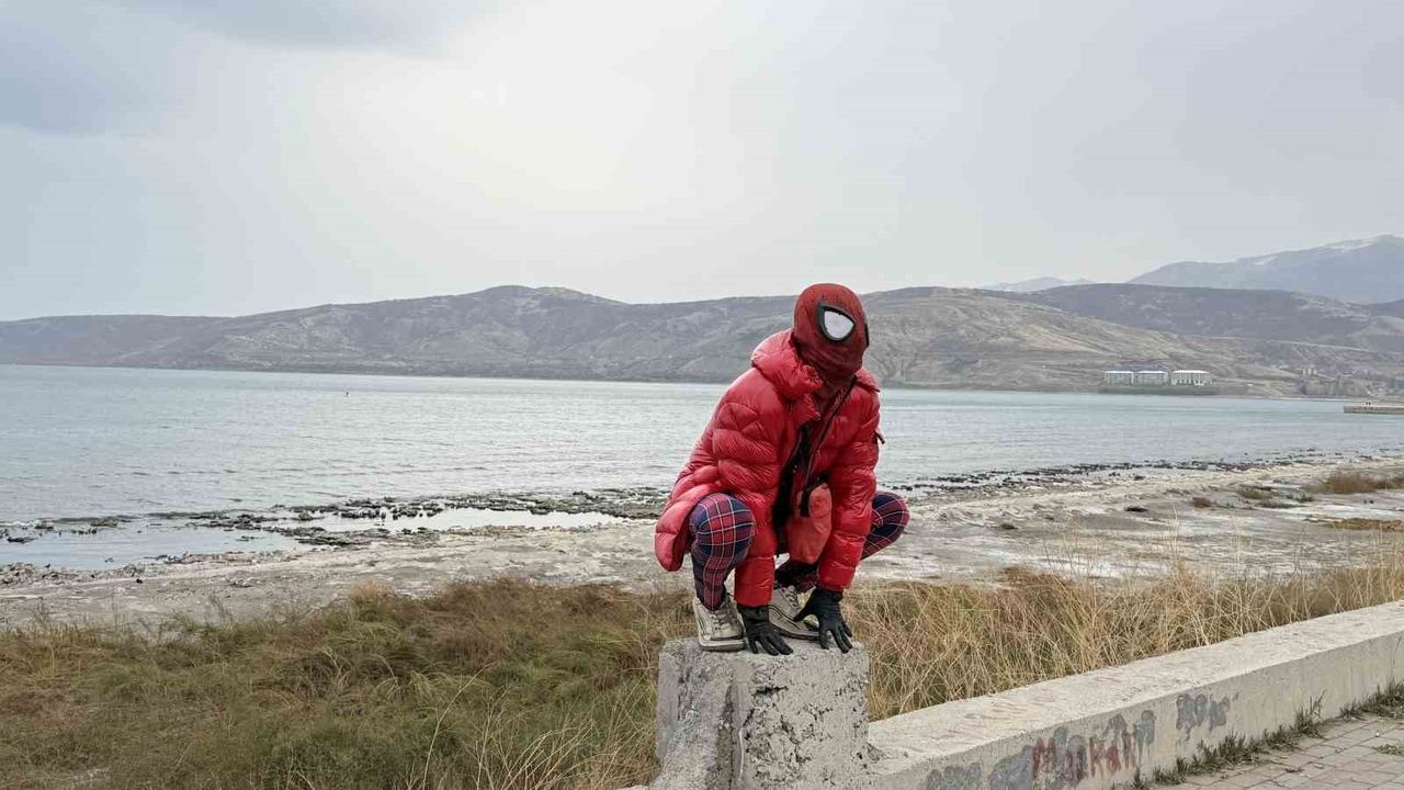 İzmirli Örümcek Adam Van Gölü'nde Dalış Gerçekleştirdi