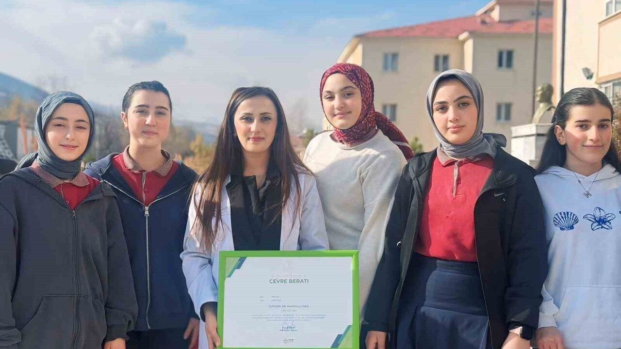 İzzeddin Şir Anadolu Lisesi Çevre Beratı'nın Gururunu Yaşıyor