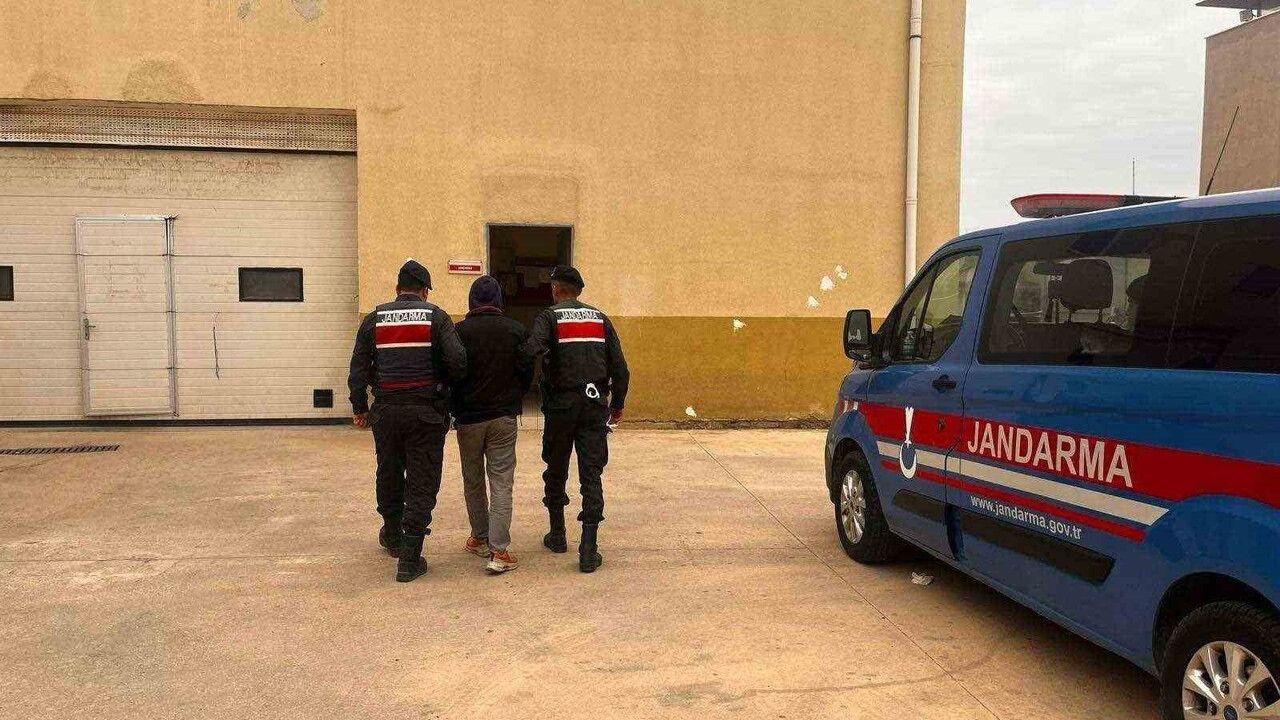 Jandarma, Hırsızlık Suçundan Aranan Şahsı Yakaladı