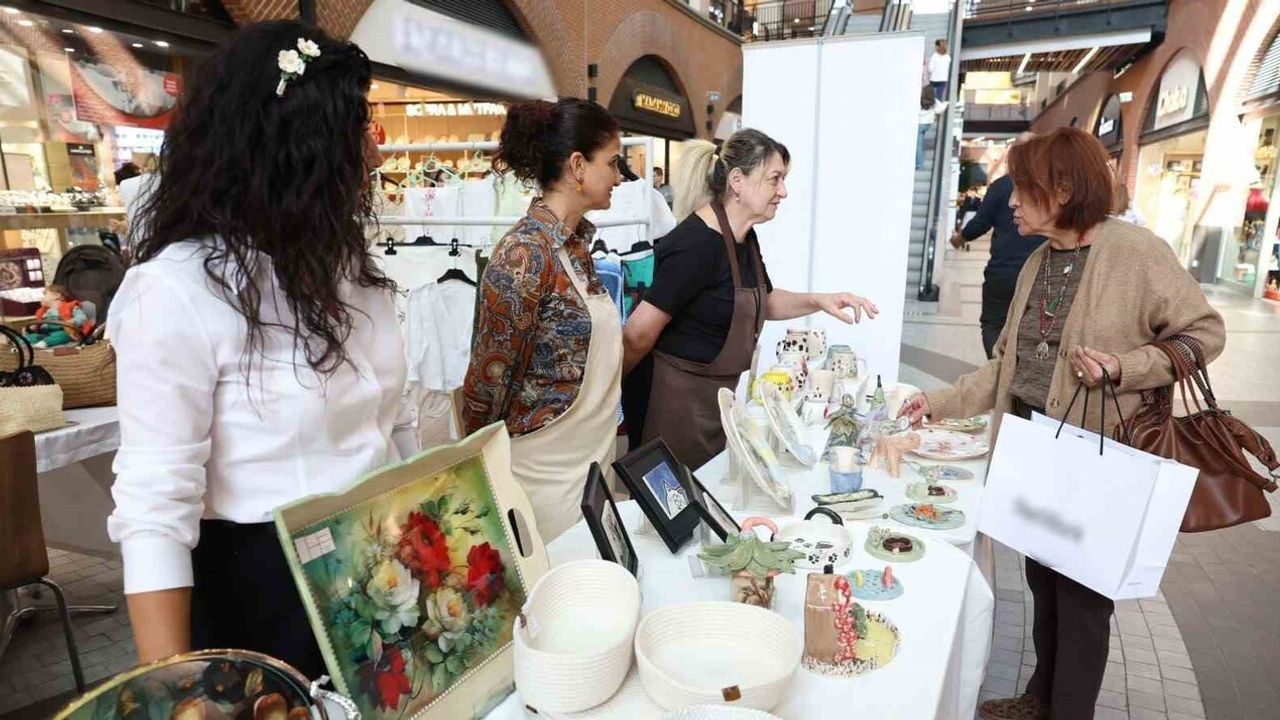 Kadın Kursiyerler El Emeği Ürünlerini Sergiledi