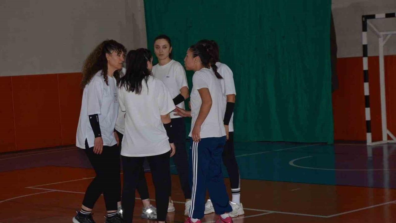 Kadın Öğretmenlerden Voleybol Takımı Erkeklere Meydan Okuyor