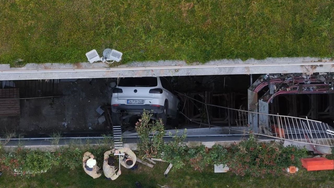 Kadın Sürücü Otoparktan Çıkarken Kaza Yaptı