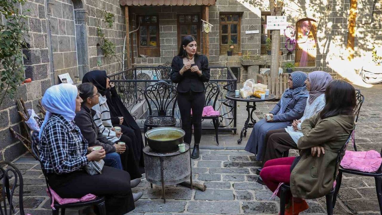 Kadınlar Doğal Şifa Karışımlarını Öğreniyor