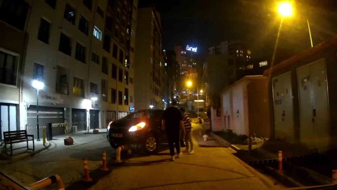 Kağıthane'de Ters Yöne Giren Sürücü Bariyere Asılı Kaldı