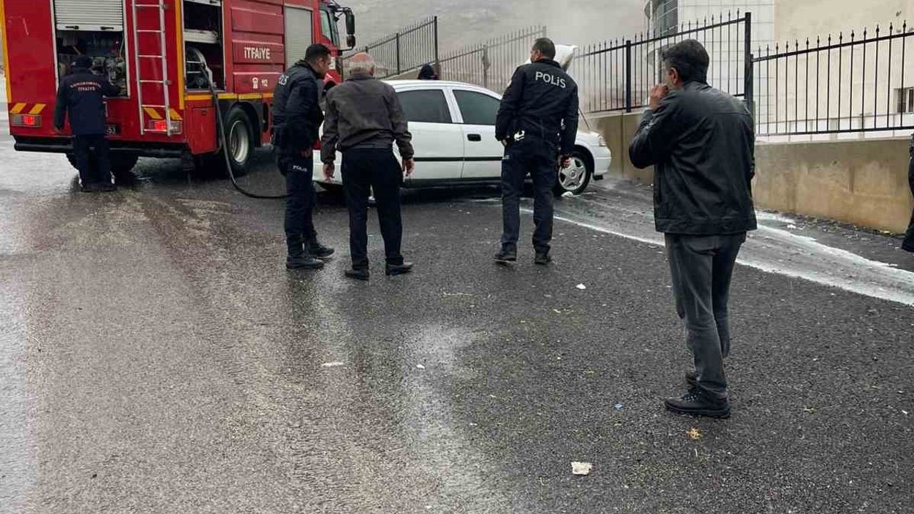 Kahramanmaraş'ta Park Halindeki Otomobil Alev Alev Yandı