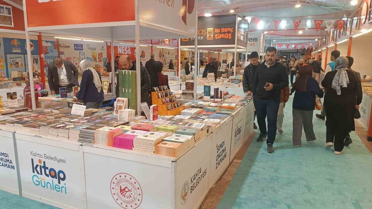 Kahta'da İlk Kitap Fuarı Yoğun İlgi Gördü