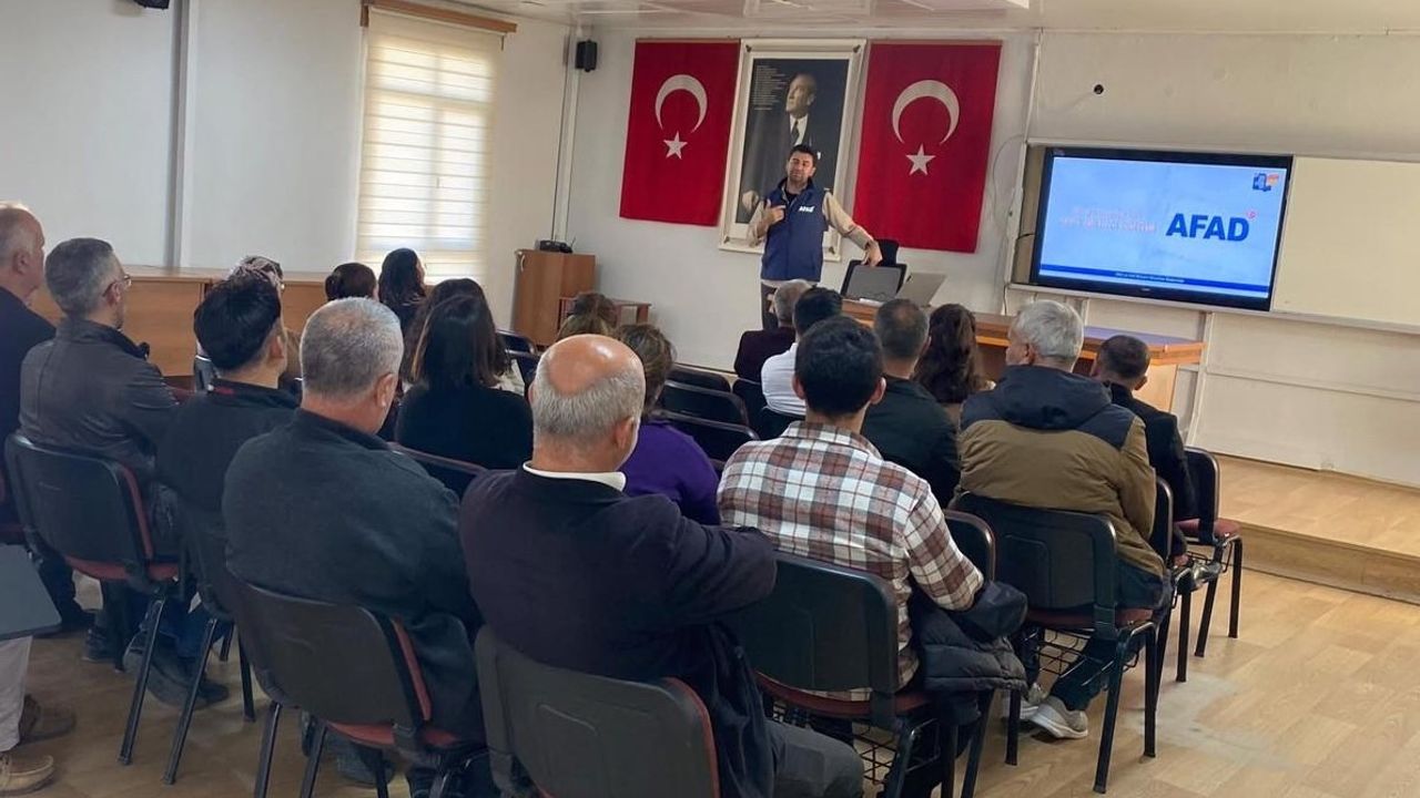 Kamu Çalışanlarına ve Muhtarlara Afet Farkındalık Eğitimi