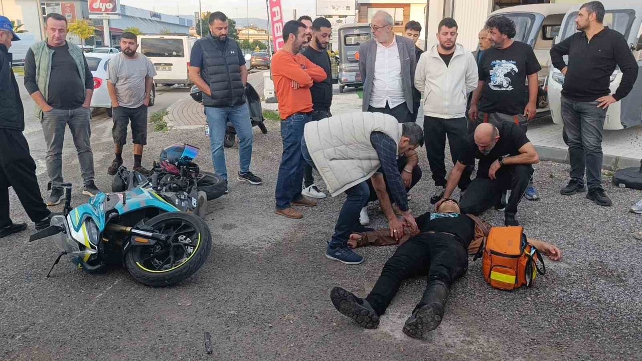 Kamyonetle Çarpışan Motosiklet Sürücüsü Kask Sayesinde Hayata Tutundu