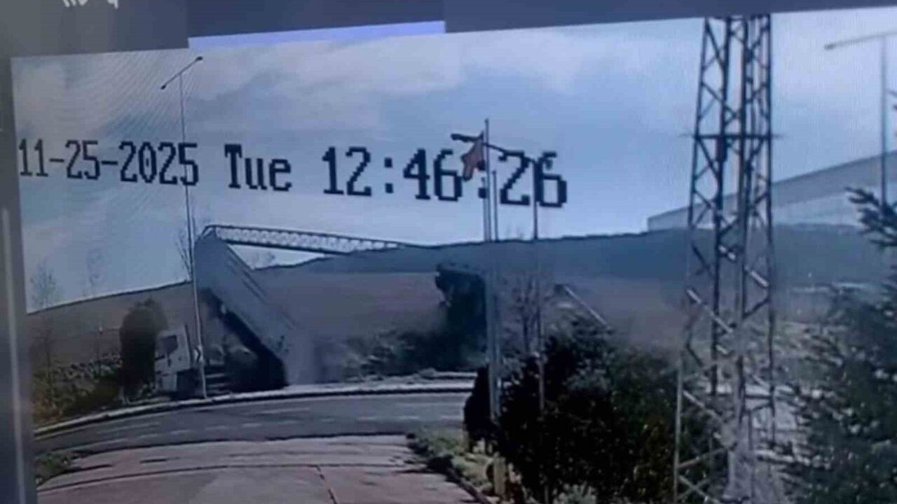 Kamyonun Açılan Damperi Direkleri Yıktı: O Anlar Güvenlik Kamerasında