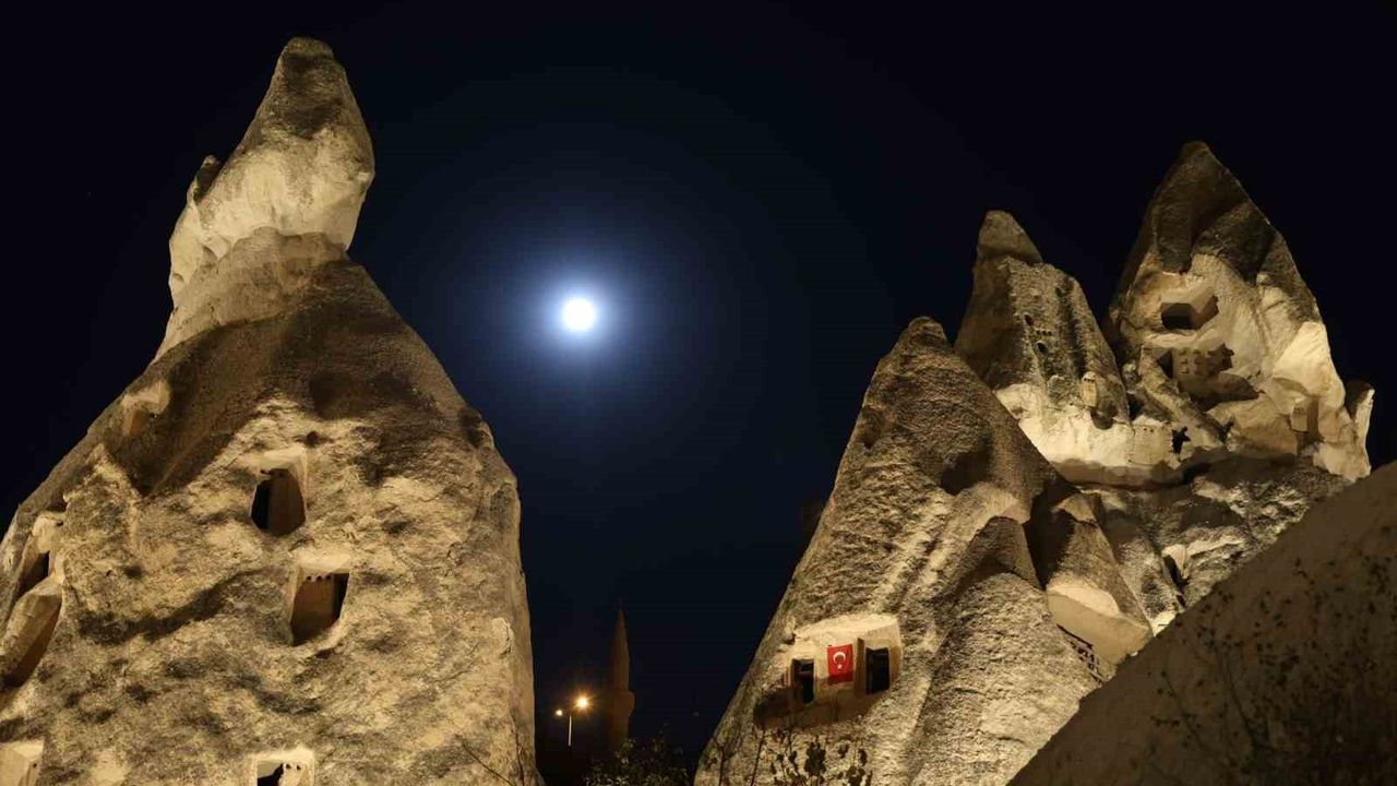 Kapadokya'da Kunduz Süper Ay Görüntüsü