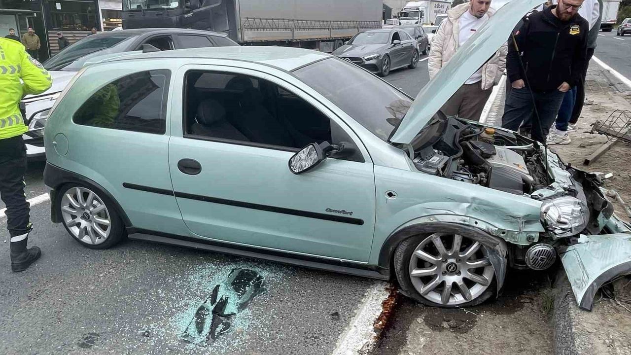 Kapaklı'da Hafif Ticari Araç ve Otomobil Çarpıştı