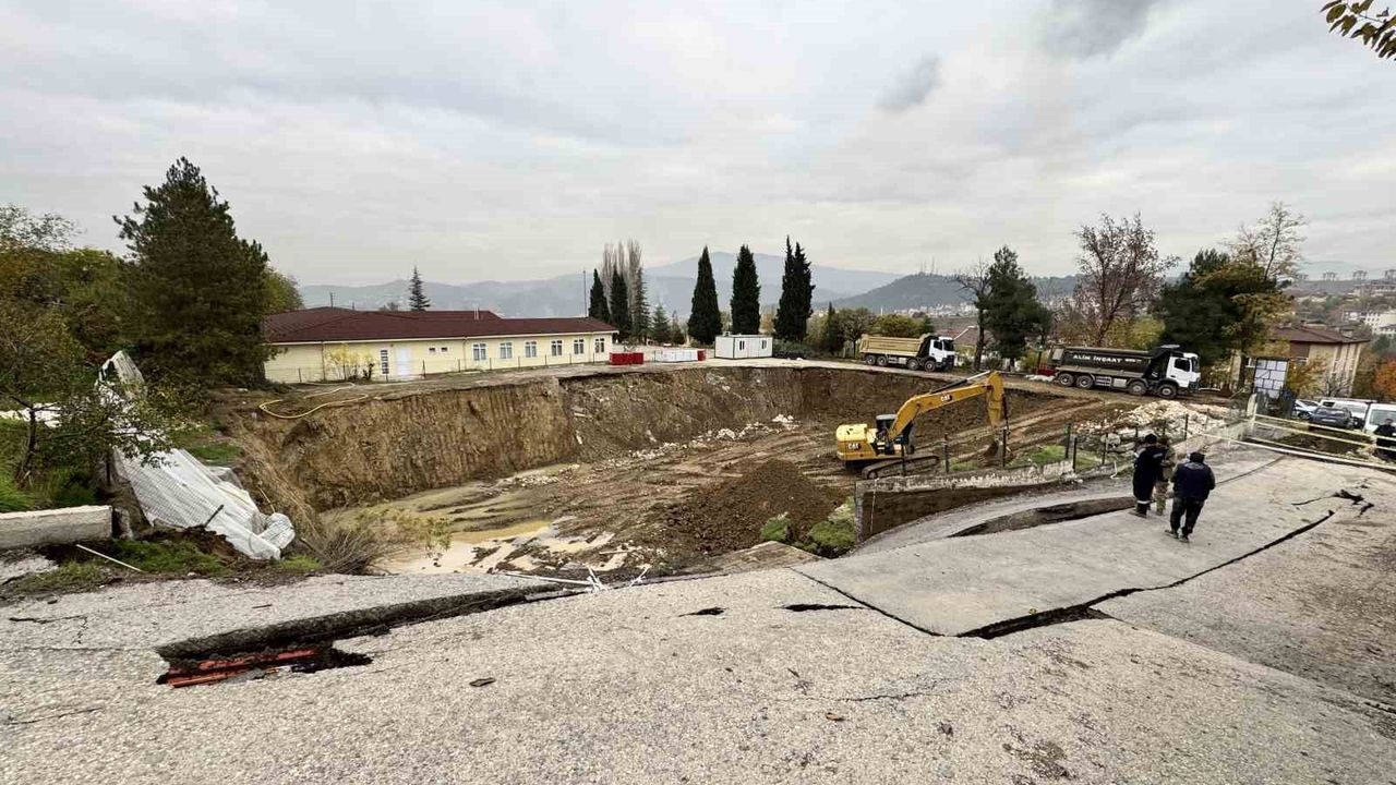 Karabük'te Okul İnşaatı Yanında Yol Çöktü