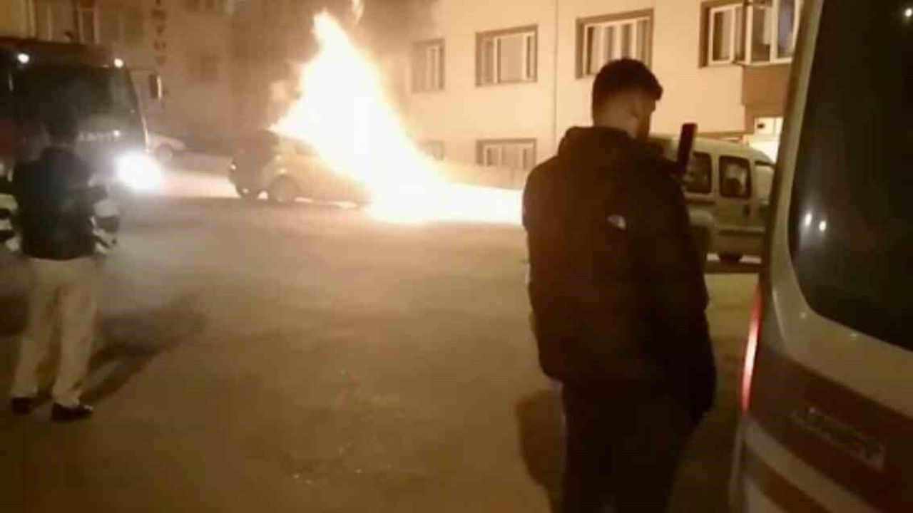 Karabük'te Park Halindeki Otomobil Yangını