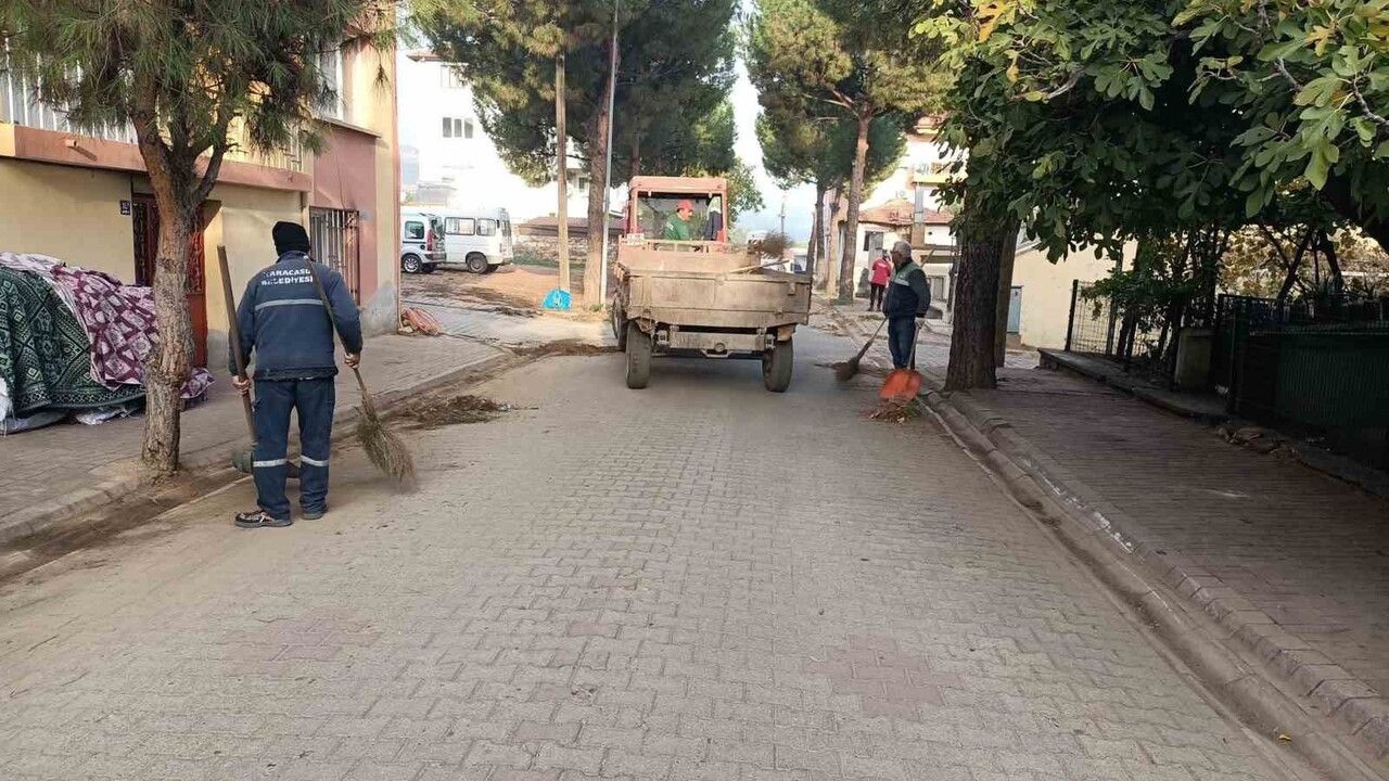 Karacasu'da Temizlik Çalışmaları Aralıksız Devam Ediyor