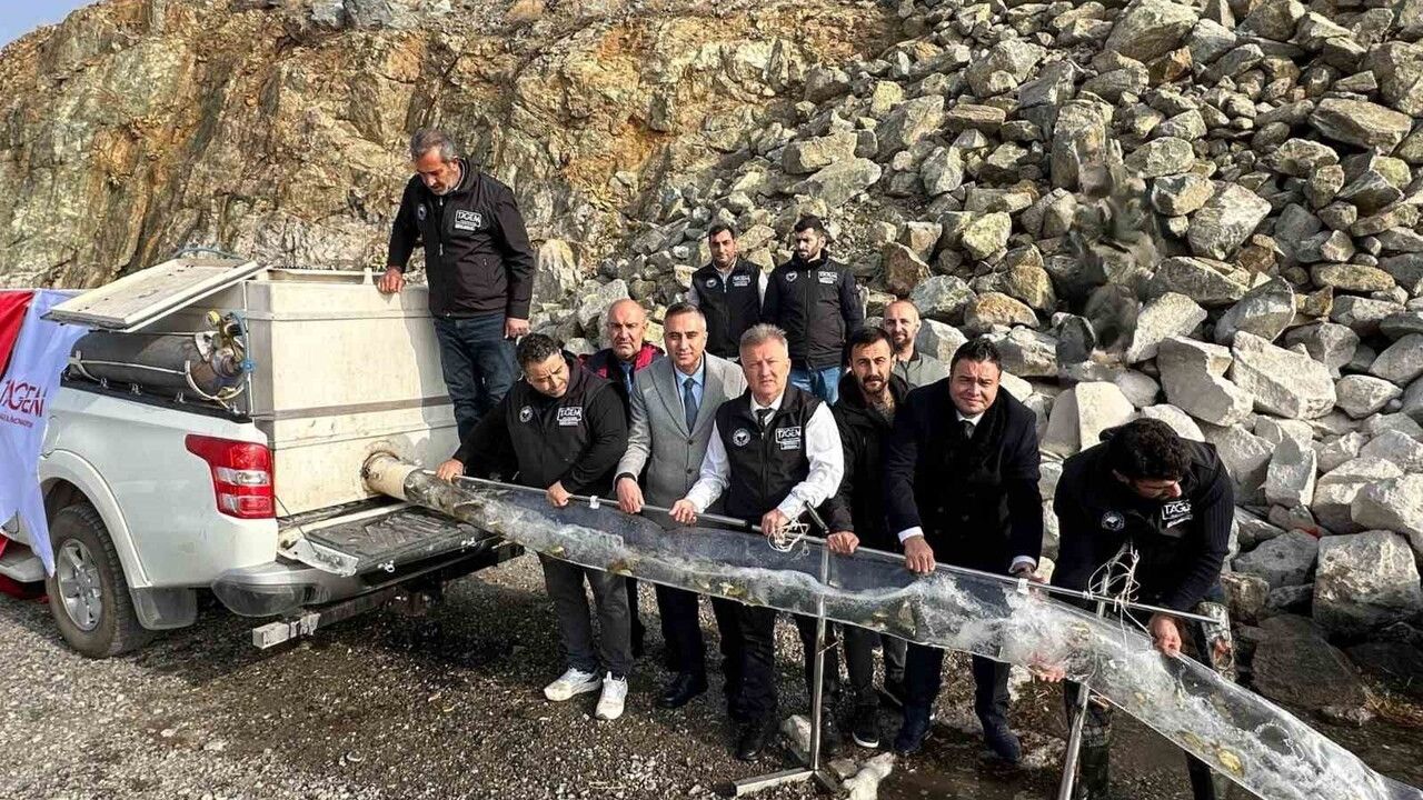 Karakaya Baraj Gölü'nde 420 Bin Yavru Balık Bırakıldı