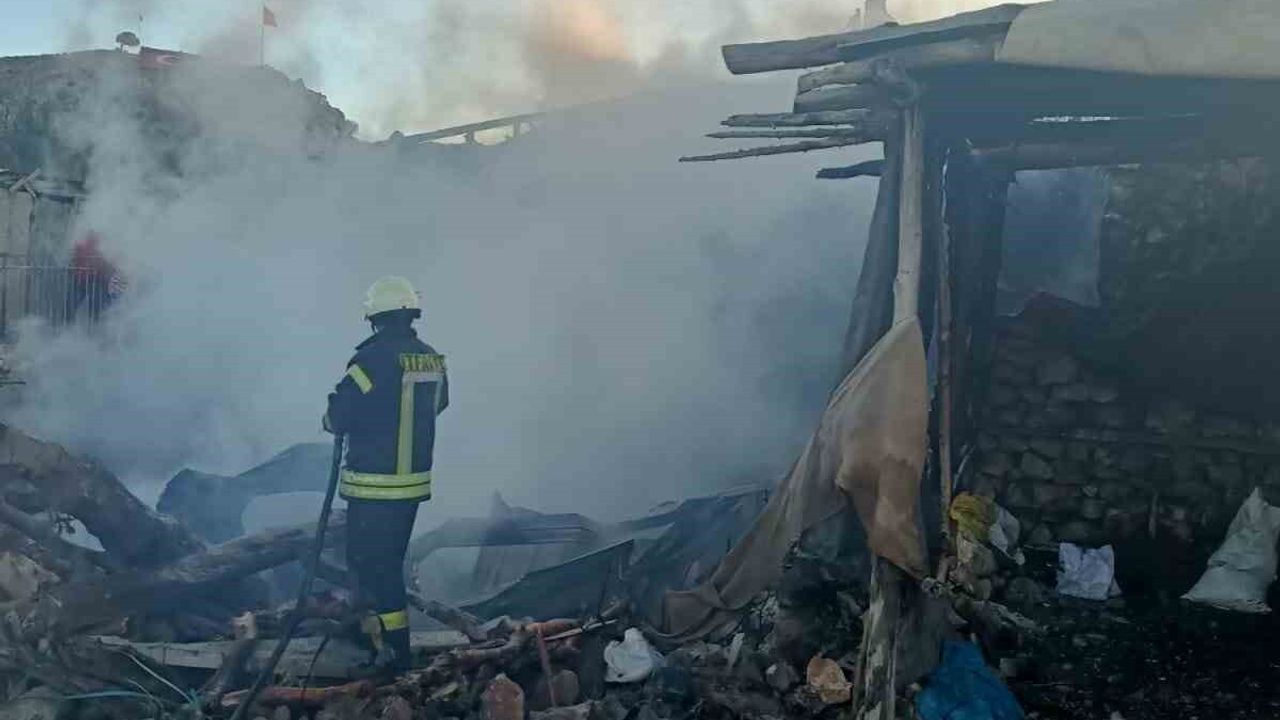 Karaman'da Ahır Yangını İki Eve Sıçradı