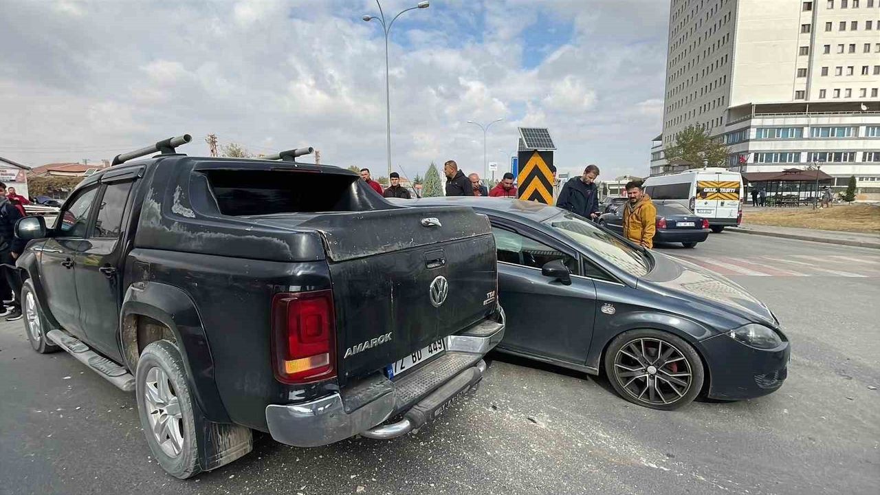Karaman'da Pikap ve Otomobil Çarpıştı: Bir Yaralı