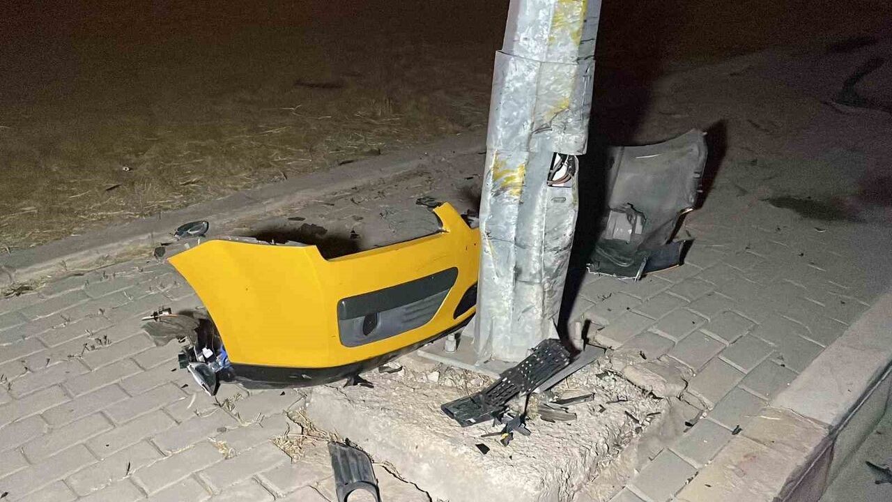 Karaman'da Ticari Taksi Aydınlatma Direğine Çarptı