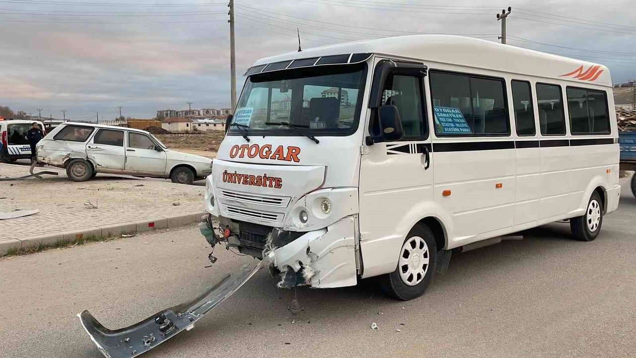 Karaman'da Trafik Kazası: 2 Yaralı