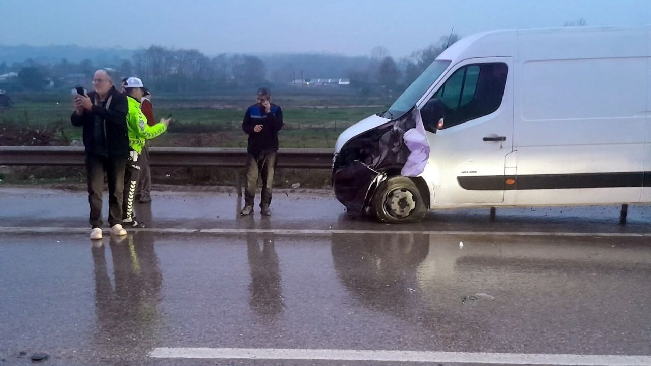 Karasu'da Trafik Kazası: 4 Kişi Yaralandı