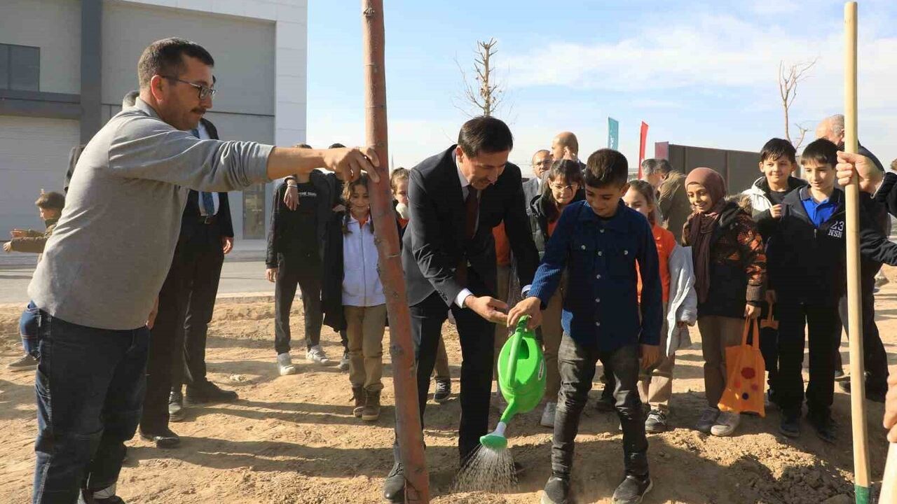 Karatay'da 10 Bin 400 Metrekarelik Fidan Dikimi