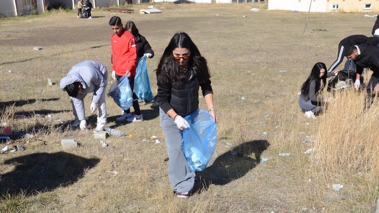 Kars'ta Öğrenciler Çevre Temizliği İçin Bir Araya Geldi